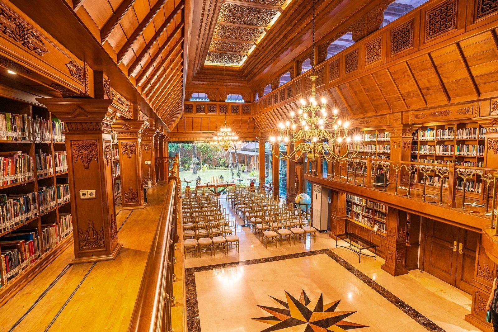 Pemandangan dari mezzanine atas